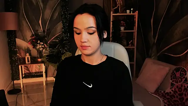 Snapshot of MonicaFarmer chatting on 10.06.25 MonicaFarmer online show from 10.06.25