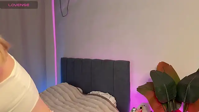 Snapshot of minicleo chatting on 09.18.25 minicleo online show from 09.18.25