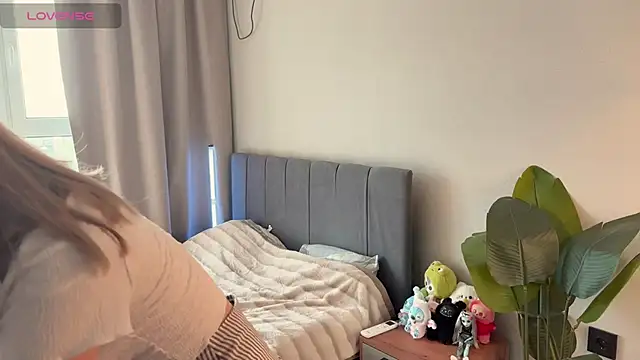 Snapshot of minicleo chatting on 09.28.25 minicleo online show from 09.28.25