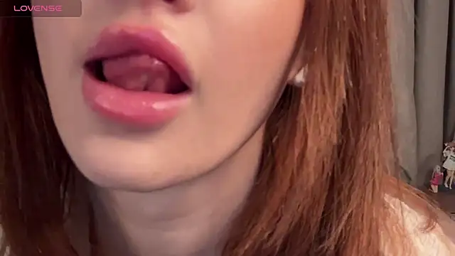 Snapshot of minicleo chatting on 10.27.25 minicleo online show from 10.27.25