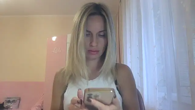 Snapshot of KarelliaStar chatting on 10.14.25 KarelliaStar online show from 10.14.25