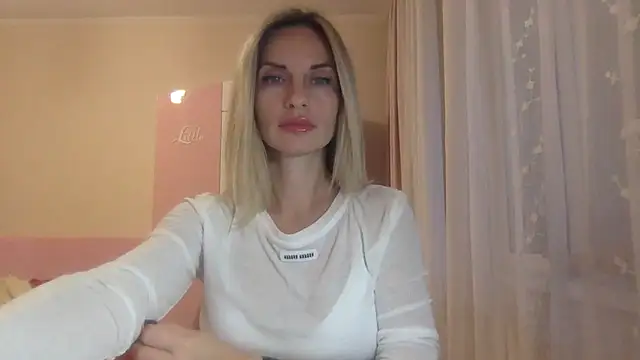 Snapshot of KarelliaStar chatting on 10.24.25 KarelliaStar online show from 10.24.25