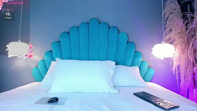 LunaBloomn online show from 10.11.25