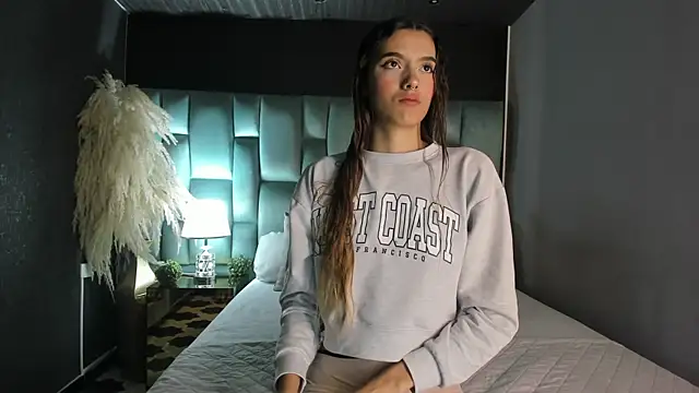 CarolinaaGomezz online show from 10.17.25