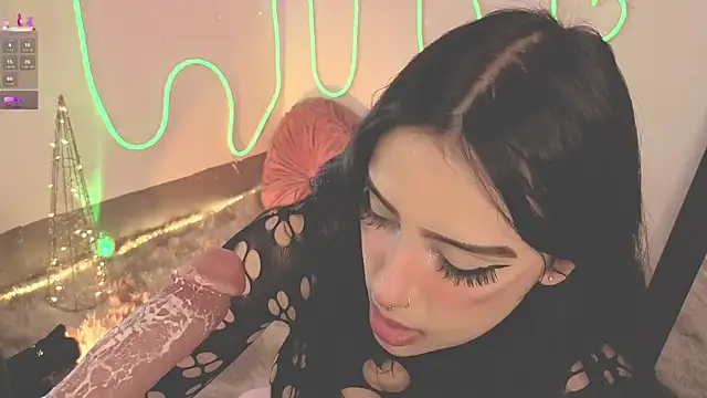 Snapshot of ashlynnlowe_ chatting on 12.19.25 ashlynnlowe online show from 12.19.25