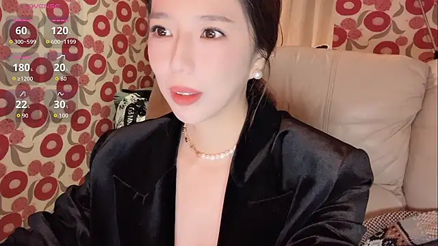 Snapshot of miss-lin chatting on 10.21.25 miss-lin online show from 10.21.25