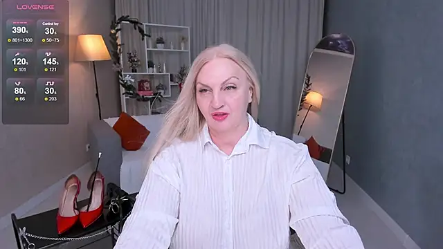 Nina Devillle online show from 12.15.25