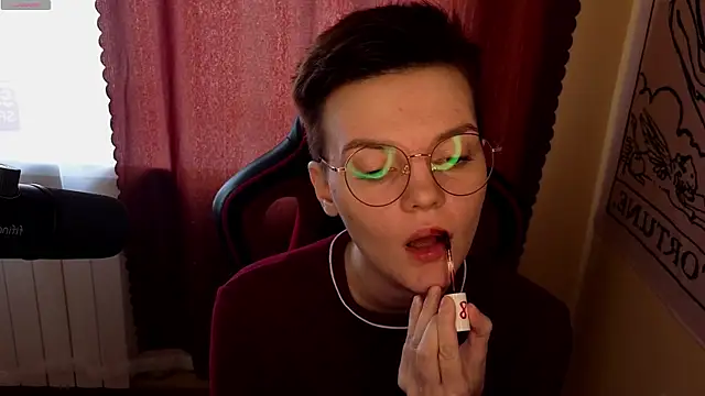 Snapshot of KrisNeal chatting on 10.05.25 KrisNeal online show from 10.05.25