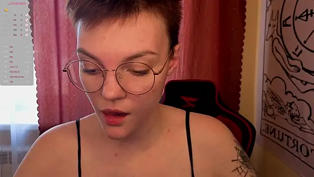 Snapshot of KrisNeal chatting on 10.11.25 KrisNeal online show from 10.11.25