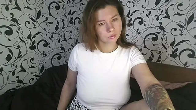 Snapshot of YourEmilie chatting on 10.28.25 YourEmilie online show from 10.28.25