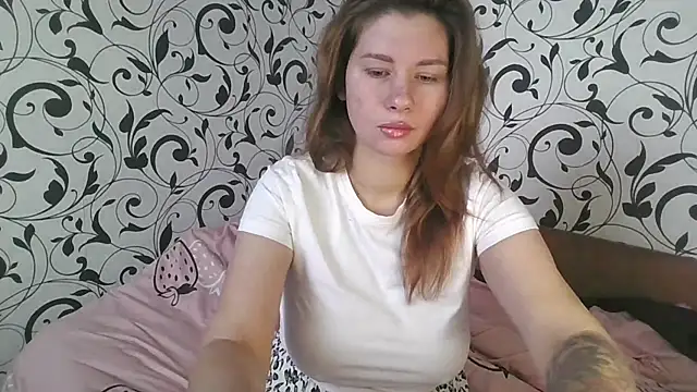 Snapshot of YourEmilie chatting on 10.29.25 YourEmilie online show from 10.29.25