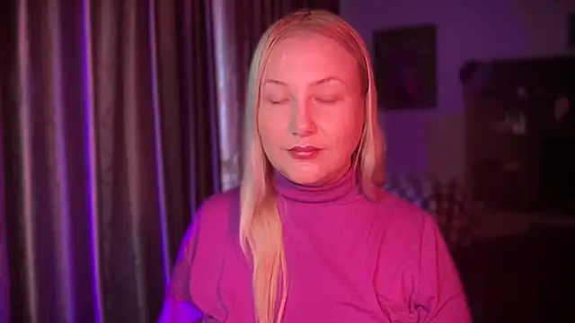 Snapshot of BikiHellena chatting on 12.19.25 BikiHellena online show from 12.19.25