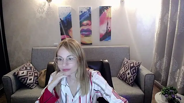 Snapshot of shy_hot_cat chatting on 09.11.25 shy hot cat online show from 09.11.25