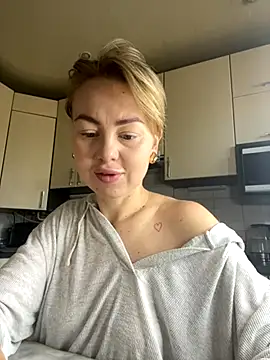 Snapshot of MartaLuna_ chatting on 10.26.25 MartaLuna online show from 10.26.25