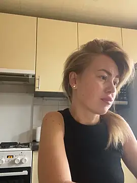 Snapshot of MartaLuna_ chatting on 10.29.25 MartaLuna online show from 10.29.25