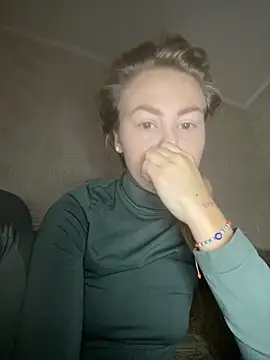 Snapshot of MartaLuna_ chatting on 11.10.25 MartaLuna online show from 11.10.25