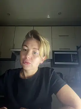 Snapshot of MartaLuna_ chatting on 11.13.25 MartaLuna online show from 11.13.25