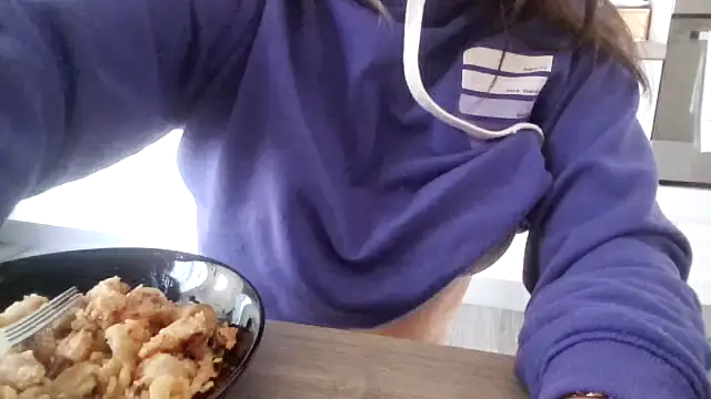 Snapshot of Camaleontica chatting on 11.04.25 Camaleontica online show from 11.04.25