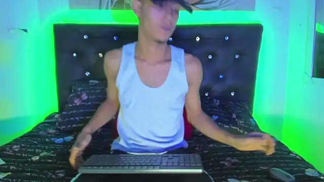 Snapshot of xxKamadevaxx chatting on 10.02.25 xxKamadevaxx online show from 10.02.25