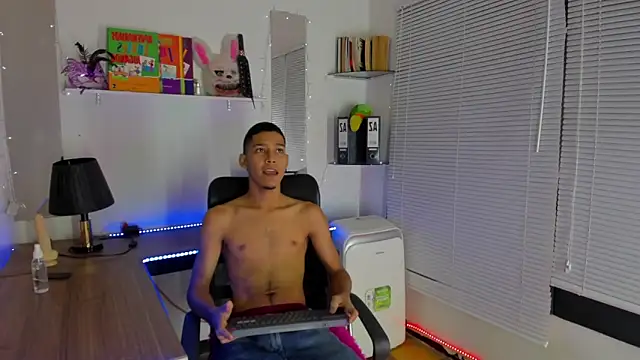 Snapshot of xxKamadevaxx chatting on 10.03.25 xxKamadevaxx online show from 10.03.25