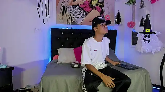 Snapshot of xxKamadevaxx chatting on 10.23.25 xxKamadevaxx online show from 10.23.25