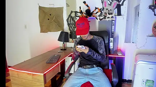 Snapshot of xxKamadevaxx chatting on 10.31.25 xxKamadevaxx online show from 10.31.25