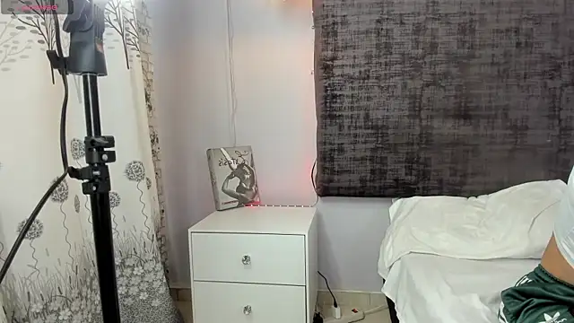 Snapshot of rhianna-coral chatting on 09.29.25 rhianna-coral online show from 09.29.25