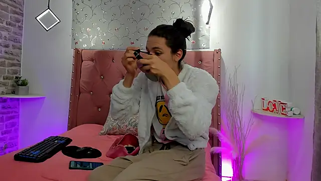 Snapshot of rhianna-coral chatting on 10.04.25 rhianna-coral online show from 10.04.25