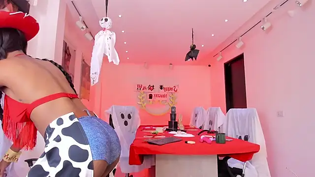 Snapshot of AishaValcazar chatting on 10.30.25 AishaValcazar online show from 10.30.25