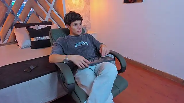 Snapshot of kraven_lust chatting on 09.30.25 kraven lust online show from 09.30.25