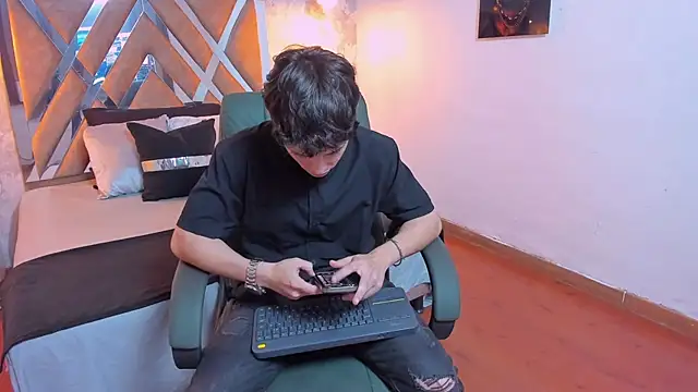 Snapshot of kraven_lust chatting on 10.01.25 kraven lust online show from 10.01.25