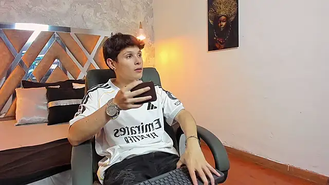 Snapshot of kraven_lust chatting on 10.02.25 kraven lust online show from 10.02.25