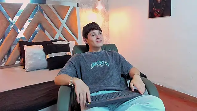 Snapshot of kraven_lust chatting on 10.04.25 kraven lust online show from 10.04.25