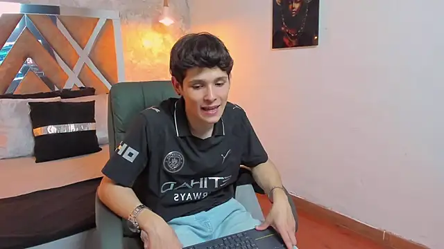 Snapshot of kraven_lust chatting on 10.05.25 kraven lust online show from 10.05.25