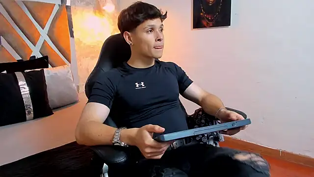 Snapshot of kraven_lust chatting on 10.10.25 kraven lust online show from 10.10.25