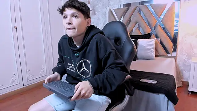 Snapshot of kraven_lust chatting on 10.18.25 kraven lust online show from 10.18.25