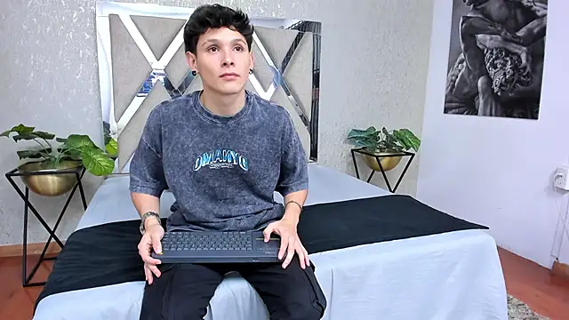 Snapshot of kraven_lust chatting on 10.19.25 kraven lust online show from 10.19.25