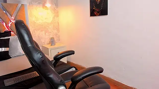 Snapshot of kraven_lust chatting on 10.22.25 kraven lust online show from 10.22.25