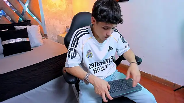 Snapshot of kraven_lust chatting on 10.23.25 kraven lust online show from 10.23.25