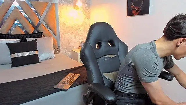 Snapshot of kraven_lust chatting on 10.24.25 kraven lust online show from 10.24.25