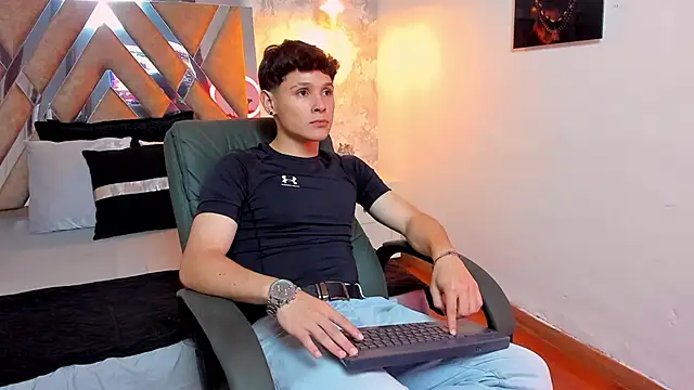 Snapshot of kraven_lust chatting on 10.30.25 kraven lust online show from 10.30.25