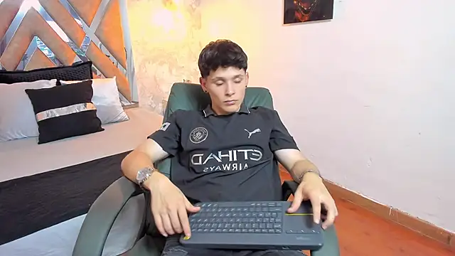 Snapshot of kraven_lust chatting on 10.31.25 kraven lust online show from 10.31.25