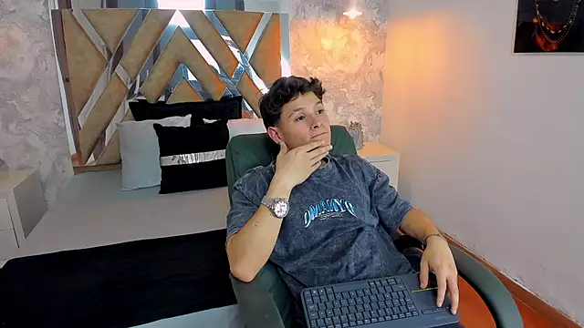 Snapshot of kraven_lust chatting on 11.02.25 kraven lust online show from 11.02.25