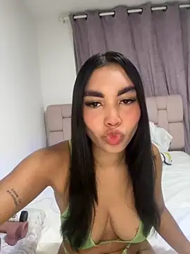 Snapshot of karolaalcendra chatting on 10.28.25 karolaalcendra online show from 10.28.25