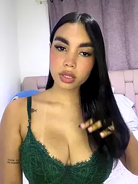 Snapshot of karolaalcendra chatting on 11.13.25 karolaalcendra online show from 11.13.25