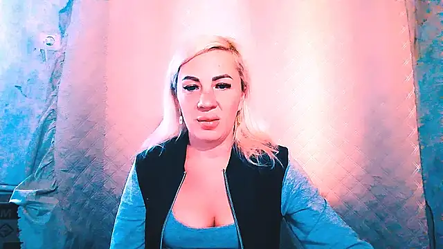 Snapshot of EmmaCat_ chatting on 09.16.25 EmmaCat online show from 09.16.25