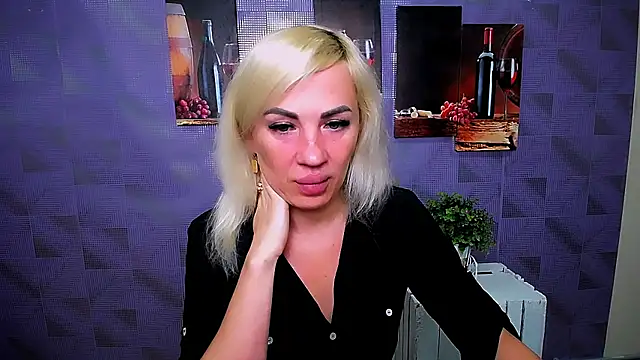 Snapshot of EmmaCat_ chatting on 09.18.25 EmmaCat online show from 09.18.25