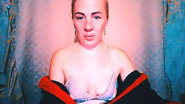 Snapshot of EmmaCat_ chatting on 10.02.25 EmmaCat online show from 10.02.25