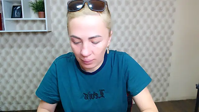 Snapshot of EmmaCat_ chatting on 10.04.25 EmmaCat online show from 10.04.25