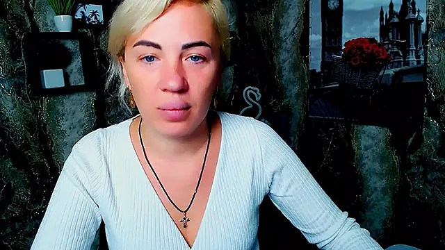 Snapshot of EmmaCat_ chatting on 10.12.25 EmmaCat online show from 10.12.25